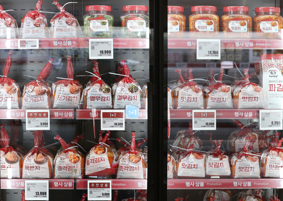 Korea aims to build a cold chain logistics center in the Dutch port city of Rotterdam by 2027 to better export refrigerated and frozen food. Pictured are packaged kimchi, which were exported to 93 countries this year, on display at a supermarket in Seoul. [YONHAP]