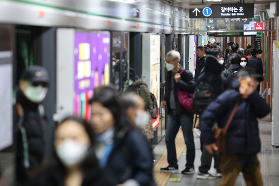 Commuters walk on a subway platform in Seoul on Nov. 8. [YONHAP] 