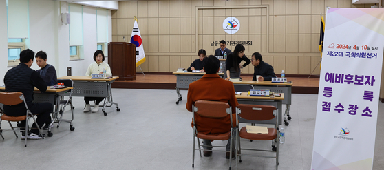 Preliminary candidates for the April 10 general elections submit their applications and registration documents at the Incheon Metropolitan City Namdong District Election Commission building in Namdong District, Incheon, on Tuesday morning, the day that registration opened. [YONHAP]