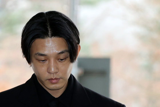 Actor Yoo Ah-in enters the Seoul Central District Court in Seocho District, southern Seoul, on Tuesday morning for his first court hearing on his alleged use of illegal drugs. [NEWS1]