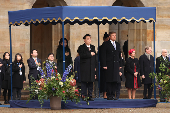 President Yoon Suk Yeol, left, and Dutch King Willem-Alexander, right, accompanied by first lady Kim Keon Hee and Queen Maxima, take part in an official welcome ceremony at Dam Square, Amsterdam, during the Korean leader’s five-day state visit to the Netherlands on Tuesday. [JOINT PRESS CORPS]