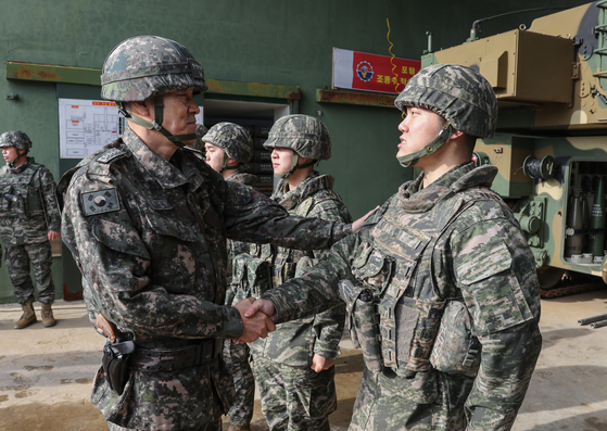 Joint Chiefs of Staff Chairman Kim Myung-soo encourages marines at the Yeonpyeong Unit during his visit to the island off the coast of Incheon on Tuesday. This unit is the closest military outpost facing North Korea on the western border. The unit fired back when North Korea attacked with artillery shelling in 2010, during which four people were killed, including two civilians. [JOINT CHIEFS OF STAFF] 