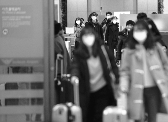 This photo is unrelated to the story. Incoming visitors at the Incheon Airport in this file photo dated Feb. 17, 2020. [NEWS1]