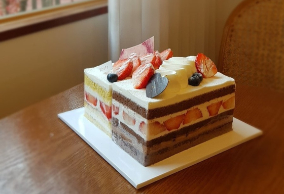 Chocolate cake with strawberries (27,000 won) at cake shop Shoto in Gangnam District, southern Seoul [SCREEN CAPTURE/ SHOTO]