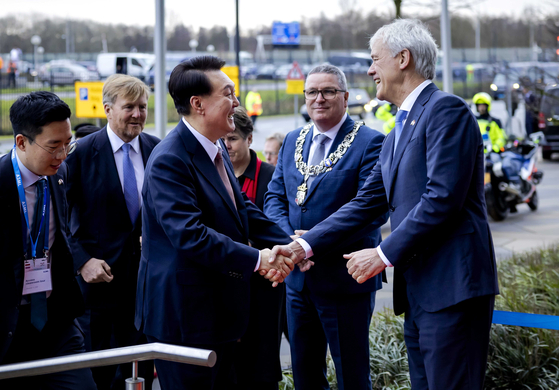 Korean President Yoon Suk Yeol, left, is greeted by ASML CEO Peter Wennink, right, during a visit to ASML's global headquarters in Veldhoven during Yoon's state visit to the Netherlands Tuesday. [EPA/YONHAP]