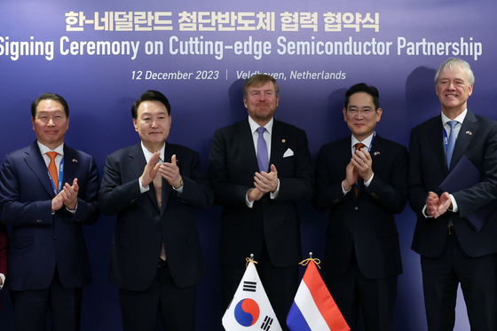 President Yoon Suk Yeol, second from left, and Dutch King Willem-Alexander, center, take part in an MOU signing ceremony for a cutting-edge semiconductor partnership between Korea and the Netherlands. From left, SK Group Chairman Chey Tae-won, Yoon, Willem-Alexander, Samsung Electronics Chairman Lee Jae-yong and ASML Chief Executive Peter Wennink. [JOINT PRESS CORPS]
