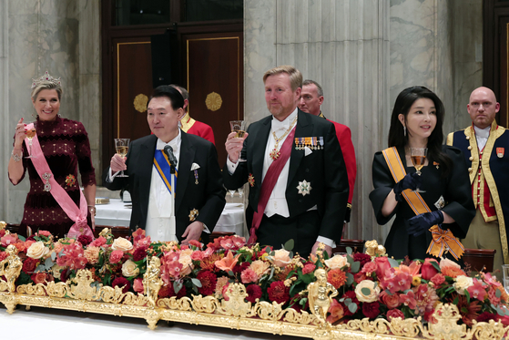 President Yoon Suk Yeol, center left, and Dutch King Willem-Alexander, center right, give a toast alongside first lady Kim Keon Hee, right, and Queen Maxima, left, in a state banquet at the Royal Palace in Amsterdam on Tuesday evening. [JOINT PRESS CORPS]