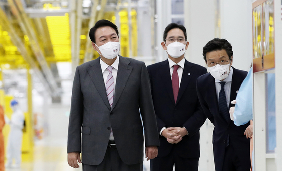 Korean President Yoon Suk Yeol, far left, and Samsung Electronics Executive Chairman Lee Jae-yong, second from left, take a tour of the clean room facilities at Samsung Electronics' Pyeongtaek fabrication plant in 2022. [JOINT PRESS CORPS]