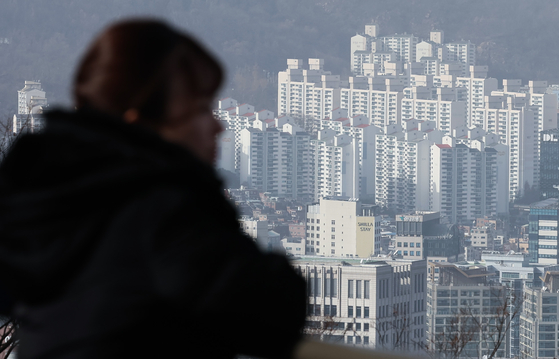 The Asian Development Bank (ADB) on Wednesday maintained its next year's economic growth forecast for Korea at 2.2 percent while revising up its forecast for the country's inflation to 2.5 percent. Pictured are apartment complexes seen from Namsan in Jung District, central Seoul.[NEWS1]