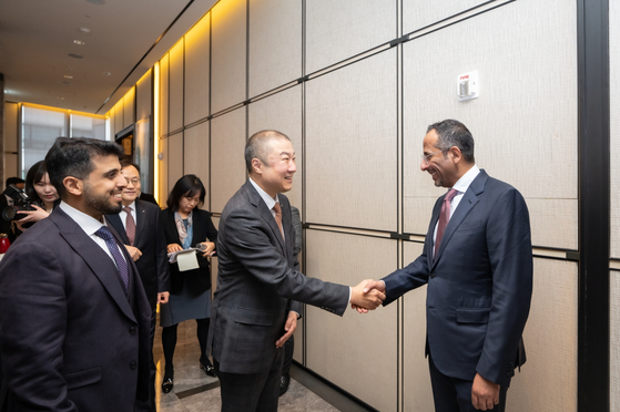 LS Group Chairman Koo Ja-eun, center, shakes hands with Saudi Arabian Minister of Industry and Mineral Resources Bandar bin Ibrahim AlKhorayef on Tuesday. [LS GROUP]