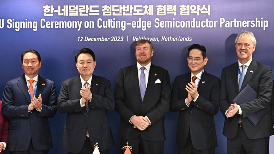 From left, SK Group Chairman Chey Tae-won, Korean President Yoon Suk Yeol, Dutch King Willem-Alexander, Samsung Electronics Executive Chairman Lee Jae-yong and ASML CEO Peter Wennink pose for a photo after signing a partnership on chips at the ASML headquarters in Veldhoven, the Netherlands on Tuesday. [YONHAP]