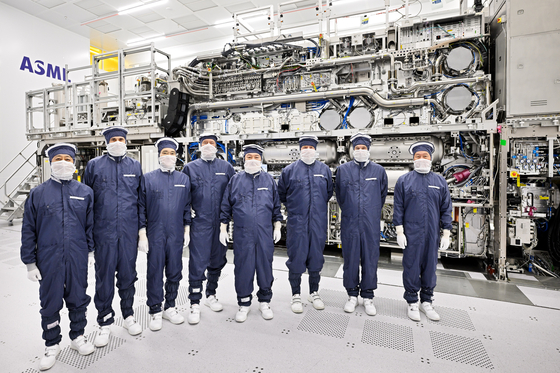 President Yoon Suk Yeol, fifth from left, takes a commemorative photo with Samsung Electronics Chairman Lee Jae-yong, third from left, SK Group Chairman Chey Tae-won, far right, Dutch King Willem-Alexander, third from right, and ASML Chief Executive Peter Wennink, fourth from left, while viewing Dutch semiconductor equipment maker ASML's cleanroom at its global headquarters in Veldhoven in the Netherlands on Tuesday. [JOINT PRESS CORPS]