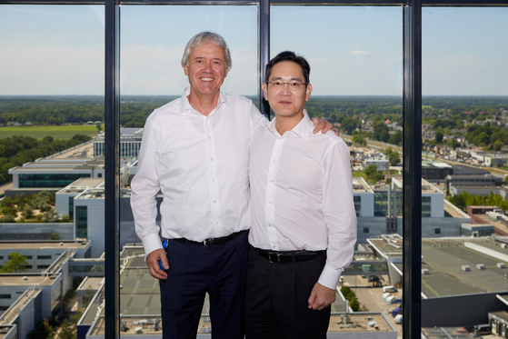 Samsung Electronics Executive Chairman Lee Jae-yong, right, poses with ASML CEO Peter Wennink at the Dutch company’s headquarters last year.