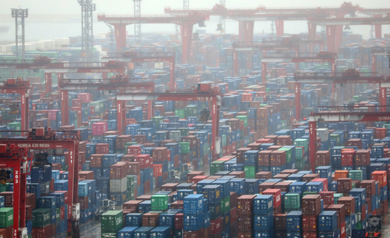Korea's import prices dipped in November due to a decline in prices for oil, chemical goods and IT products. Pictured are stacks of shipping containers at a port in Busan. [NEWS1]