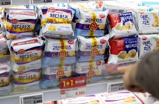 Cheese are displayed at a supermarket in Seoul on Wednesday. Cheese was among the 19 products studied by Korea Consumer Agency that reduced the quantity or size of a product without price adjustments. [NEWS1]