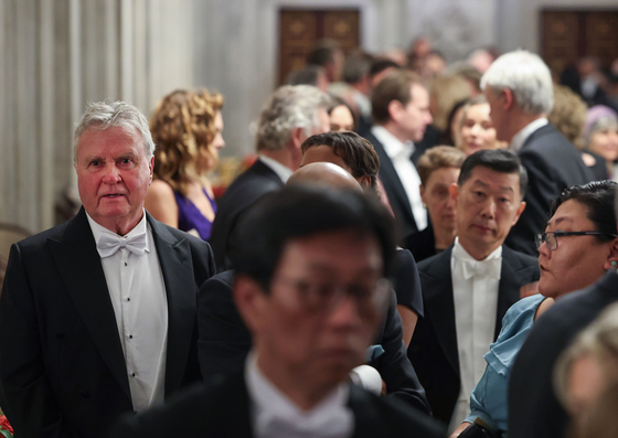 Former Korean national football team coach Guus Hiddink, left, attends a state banquet at the Royal Palace in Amsterdam on Tuesday evening hosted by King Willem-Alexander for President Yoon Suk Yeol’s state visit to the Netherlands. [JOINT PRESS CORPS] 