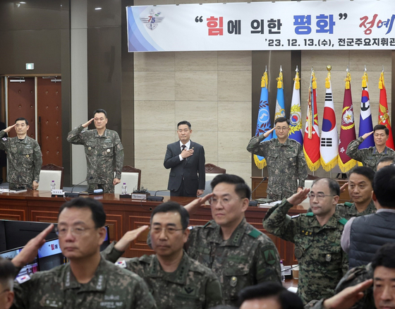 South Korean Defense Minister Shin Won-sik, center back, salutes the flag at a meeting of top military commanders at the Ministry of National Defense in Yongsan District, central Seoul, on Wednesday. [DEFENSE MINISTRY]