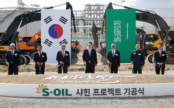 Aramco Downstream President Mohammed Y. Al Qahtani, far left, attended the groundbreaking ceremony for the Shaheen project in Ulsan in March as the company's executive vice president of downstream. President Yoon Suk Yeol, center, and Aramco CEO Amin H. Nasser, third from left, were present as well. [JOINT PRESS CORP]