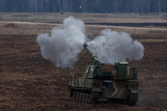 A K9 howitzer, delivered in the first batch of arms from Korea under contracts signed in recent months, fires during a military drill at a military range in Wierzbiny near Orzysz, Poland, in March. [REUTERS/YONHAP]