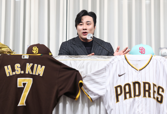 San Diego Padres utility man Kim Ha-seong speaks to reporters after winning the National League Gold Glove at the utility spot in a press conference in Gangnam District, southern Seoul, on Nov. 20. [YONHAP]