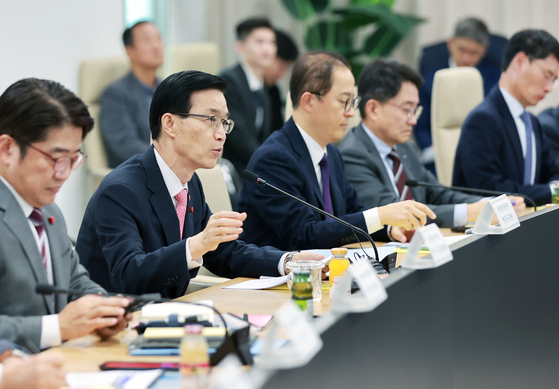 Industry Minister Bang Moon-kyu, second from left, speaks during a meeting on Korea's supply chain stabilization at Posco Future M's graphite production facility in Sejong on Wednesday. [NEWS1]