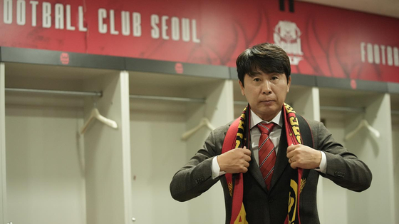 A picture of manager Kim Gi-dong wearing an FC Seoul scarf shared on the club's official Facebook account on Thursday. [SCREEN CAPTURE]