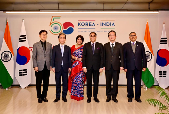 From second from left, former Korean Ambassador to India Shin Bong-kil; spouse of Indian ambassador Surabhi Kumar and Indian Ambassador to Korea Amit Kumar; and Chung Byung-won, deputy foreign minister for political affairs, celebrate the 50th anniversary of India-Korea relations at the Swami Vivekananda Cultural Centre Seoul on Wednesday. [EMBASSY OF INDIA IN KOREA]