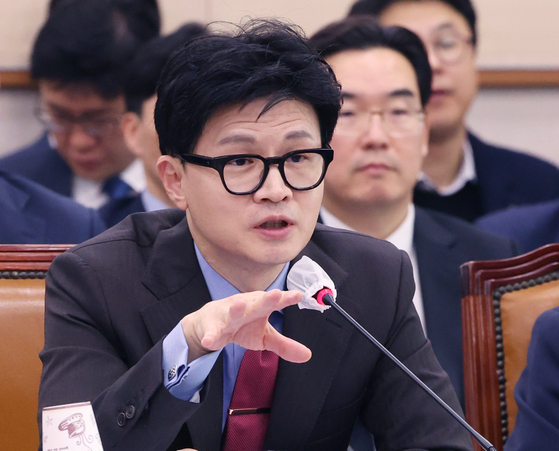 Justice Minister Han Dong-hoon responds to questions from lawmakers during a meeting at the National Assembly in Seoul on Dec. 7. [NEWS1] 
