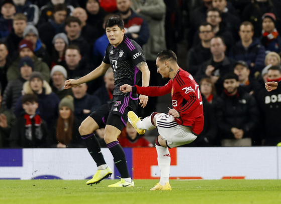 Bayern Munich's Kim Min-jae, left, in action with Manchester United's Antony during a UEFA Champions League Group A game at Old Trafford in Manchester on Tuesday.  [REUTERS/YONHAP]