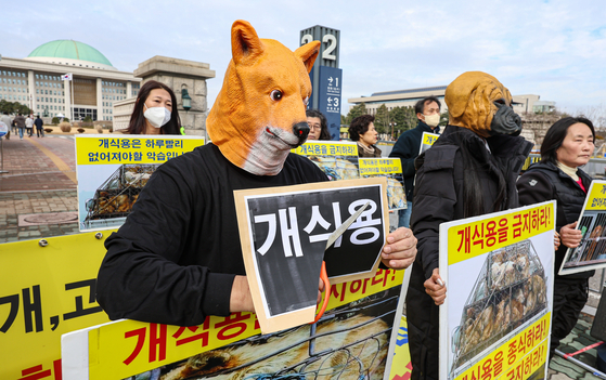 Animal rights advocates on Wednesday urge the National Assembly in Yeouido, western Seoul, to legislate a special law prohibiting dog meat consumption. [NEWS1] 