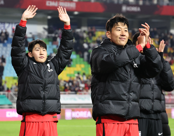 Son Heung-min, right, and Lee Kang-in wave to fans after Korea's 6-0 win against Vietnam in a friendly at Suwon World Cup Stadium in Suwon, Gyeonggi on Oct. 17.  [NEWS1]