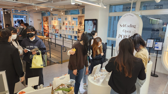 In this photo carried on Beauty Play’s website, visitors browse beauty products on display at the center in Jung District, central Seoul. [SCREEN CAPTURE]