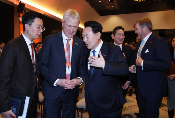 Korean President Yoon Suk Yeol, center right, speaks with Dutch semiconductor equipment maker ASML Chief Executive Peter Wennink, center left, at a bilateral business forum in Amsterdam on Wednesday. [JOINT PRESS CORPS]