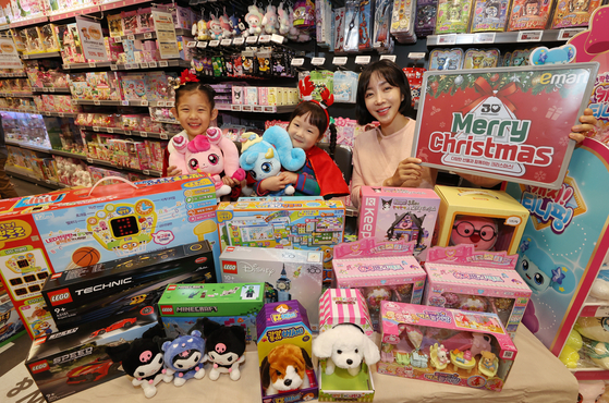 Korea's supermarket chain Emart is promoting its Christmas discount event at one of its branches in Seoul on Thursday. The chain will offer up to a 50 percent discount on popular toy products. [EMART]
