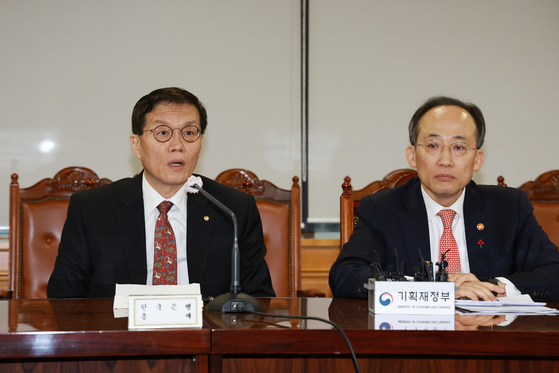 BOK Governor Rhee Chang-yong speaks during a meeting of financial authorities in central Seoul Thursday, following the U.S. Fed's monetary decision. [YONHAP]