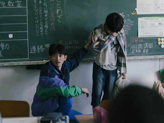 The film “Monster” revolves around the single mother Saori, played by Ando Sakura, who visits her fifth-grade son, played by Kurokawa Soya, to school after noticing his increasingly strange behavior. [MEDIA CASTLE]