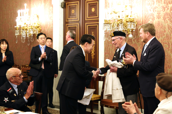 Korean President Yoon Suk Yeol, center, thanks Dutch veterans of the Korean War at the Royal Palace in Amsterdam on Wednesday. [JOINT PRESS CORPS]