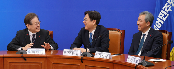 From left, Democratic Party leader Lee Jae-myung, Lee Kwan-up, the president's chief of staff for policy, and Han O-sub, senior secretary for political affairs meet for the first time at the DP's chief office at the National Assembly on Thursday. [YONHAP]