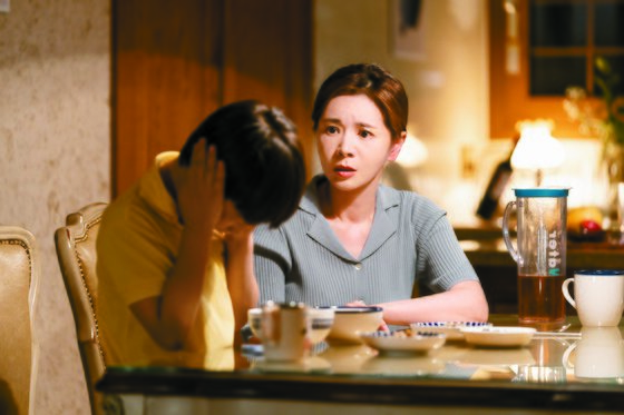 In the film "Toxic Parent," Hye-young, played by Jang Seo-hee, refuses to accept the possibility of suicide suggested by a detective when she finds her exemplary daughter, who she thought had gone to school, dead. [TRIPLE PICTURES]
