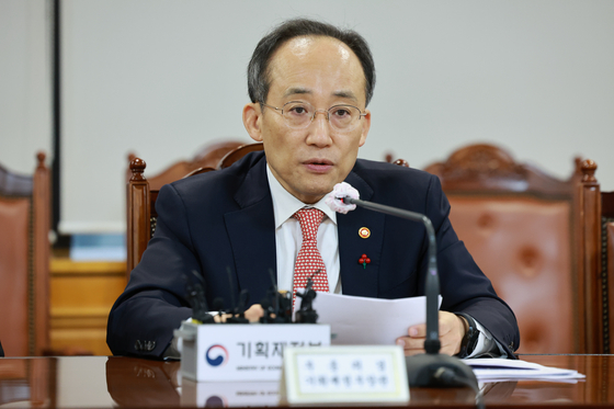 Finance Minister Choo Kyung-ho speaks at a meeting with heads of financial authorities on Thursday. [YONHAP]