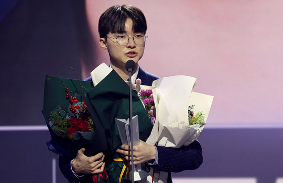 Player of the Year Lee ″Faker″ Sang-hyeok speaks to the audience during the 2023 LCK Awards at the IVEX studio in Gwangmyeong, Gyeonggi on Wednesday.  [NEWS1]