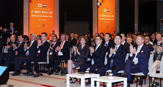 Korean President Yoon Suk Yeol, second from right, and Dutch King Willem-Alexanders, far right, attend a business forum between Korea and the Netherlands at a hotel in Amsterdam on Wednesday, joined by business leaders of both countries, including SK Group Chairman Chey Tae-won, second from left, and Samsung Electronics Executive Chairman Lee Jae-yong, fourth from left. [JOINT PRESS CORPS]