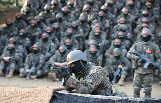 New conscripts participate in military training in the army training center in Nonsan, South Chungcheong on Dec. 7. [NEWS1]