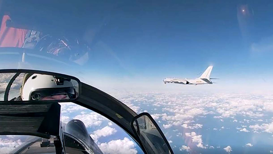 A Russian fighter jet escorts Chinese military aircraft in Korea’s air defense zone, or Kadiz. [YONHAP]