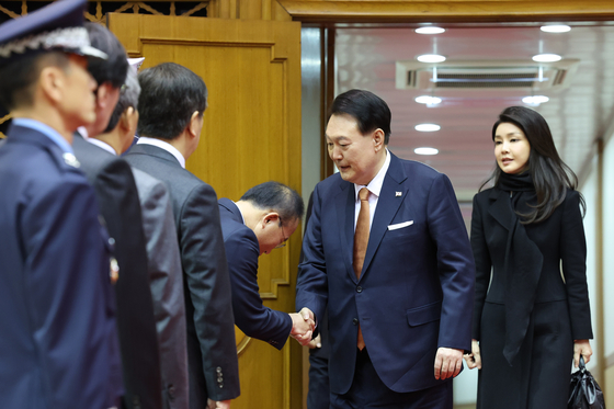 President Yoon Suk Yeol on Friday greeted by People Power Party floor leader Yun Jae-ok on his return from the Netherlands at the Seoul Air Base in Gyeonggi. Yun is currently the acting leader since the party leader Kim Gi-hyeon resigned via Facebook on Wednesday.  [YONHAP]