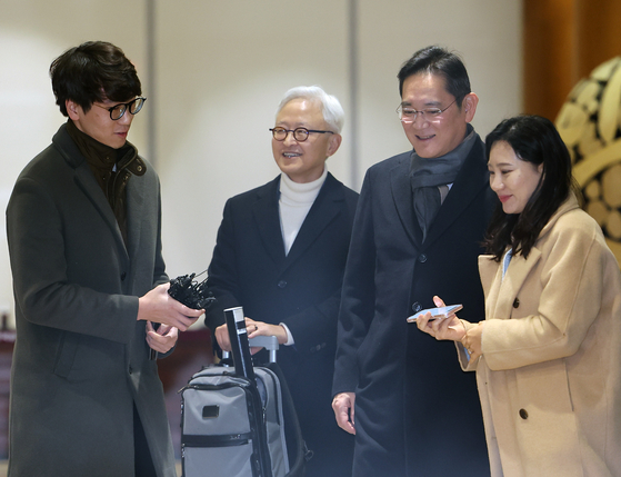 Samsung Electronics Executive Chairman Lee Jae-yong, third from left, and CEO Kyung Kye-hyun, second from left, arrive in Korea from the Netherlands at Seoul Gimpo Business Aviation Center in western Seoul on Friday. [YONHAP]