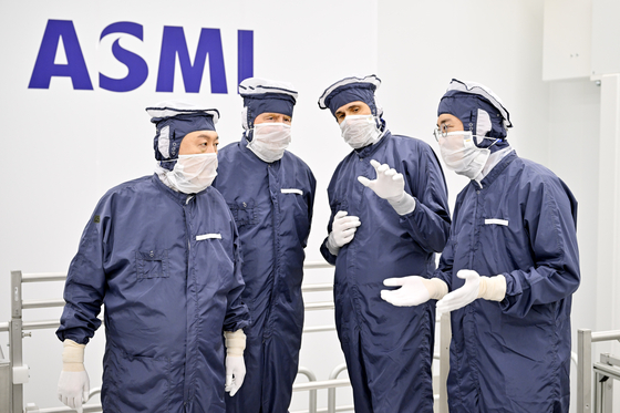 President Yoon Suk Yeol, left, and Dutch King Willem-Alexander, second from left, visit the clean room at ASML’s headquarters at Veldhoven on Tuesday. [JOINT PRESS CORPS]