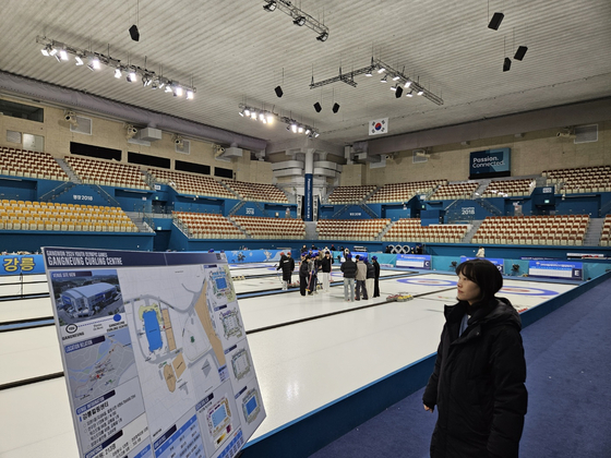 Gangneung Curling Centre manager Choi Ye-eun, right, explains about the facility during a media FAM tour in Gangneung, Gangwon on Tuesday. [PAIK JI-HWAN]