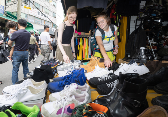 Vintage shoes are on display at a stall at Dongmyo Flea Market in Jongno District, central Seoul, attracting tourists. [CHOI GI-UNG]