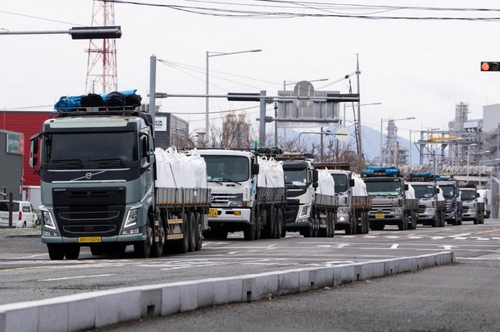 Trucks carrying 5,500 tons of urea imported from Vietnam head to a factory in Ulsan. [LOTTE FINE CHEMICAL]